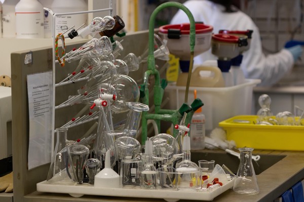 Clean glassware in the lab